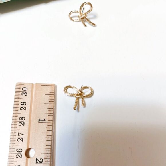 Textured bow earrings in gold #583 - Picture 5 of 6